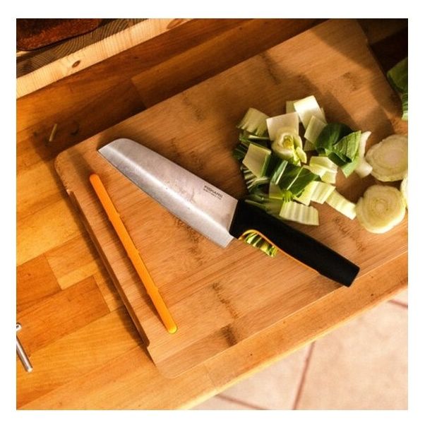 Nóż typu Santoku Functional Form 16 cm 1057536 Fiskars - aranżacja 2